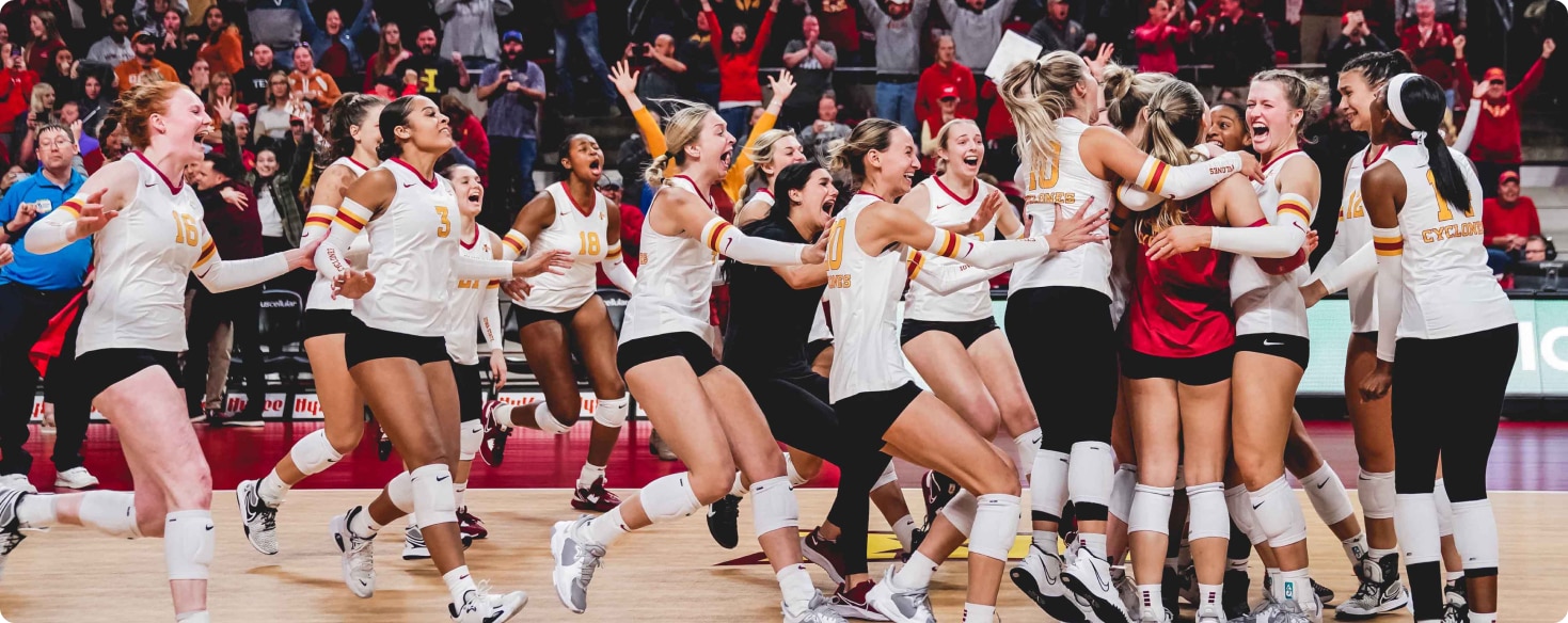 ISU beats Texas Iowa State team celebrating after beating undefeated Texas on Oct. 22, 2022